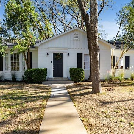 Luxury Bungalow Near Main W Hot-Tub And Firepit Villa Fredericksburg Bagian luar foto