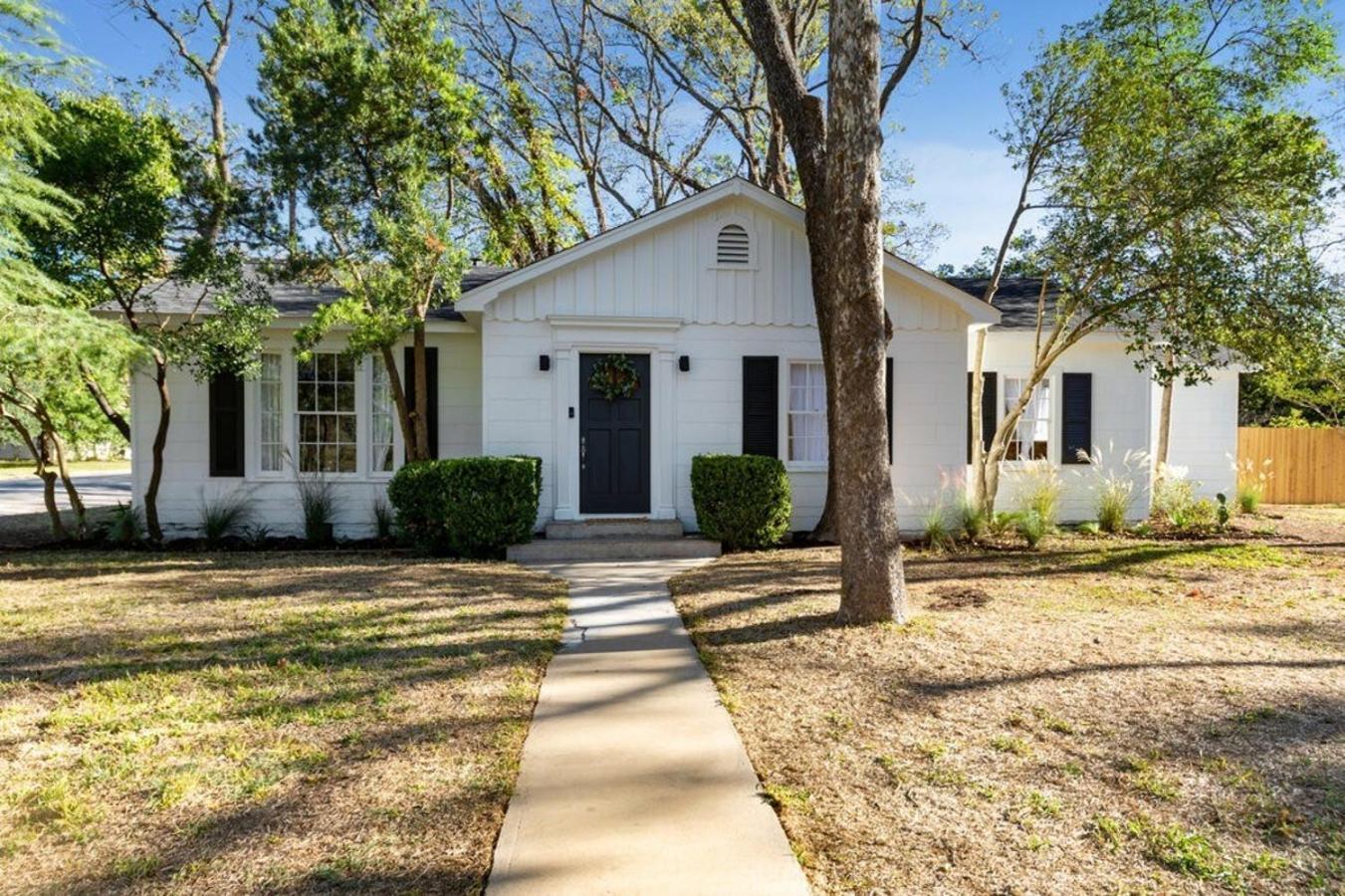 Luxury Bungalow Near Main W Hot-Tub And Firepit Villa Fredericksburg Bagian luar foto