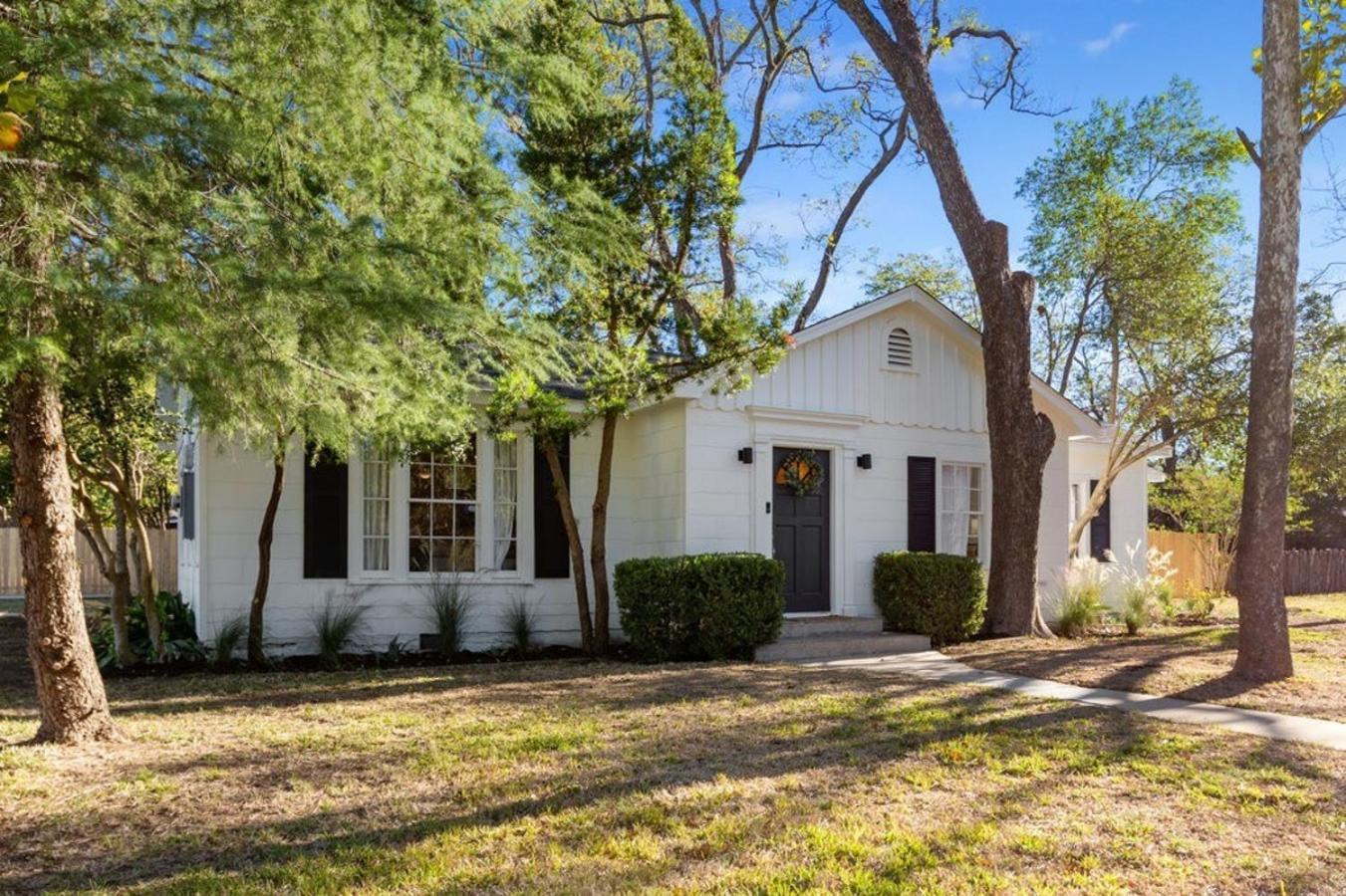 Luxury Bungalow Near Main W Hot-Tub And Firepit Villa Fredericksburg Bagian luar foto